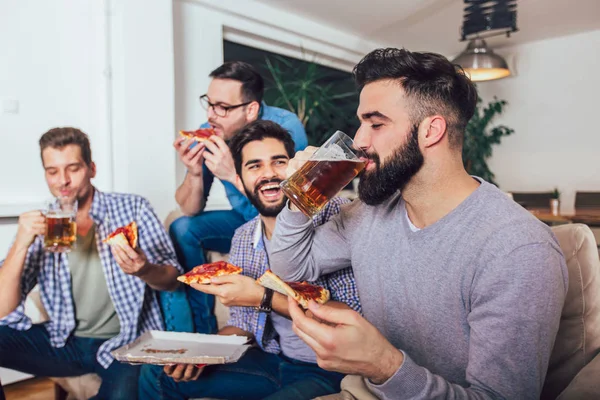 Grupo Cuatro Amigos Varones Bebiendo Cerveza Comiendo Pizza Casa —  Fotos de Stock