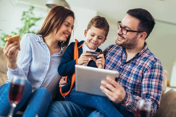 Familia Haciendo Compras Online Con Tablet — Foto de Stock