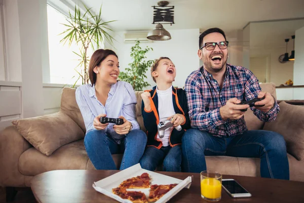 Familia Feliz Sentada Sofá Jugando Videojuegos Comiendo Pizza — Foto de Stock