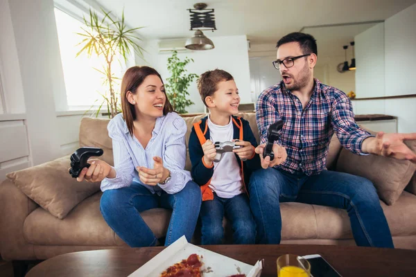 Familia Feliz Sentada Sofá Jugando Videojuegos Comiendo Pizza — Foto de Stock