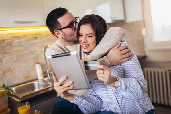 Couple Buying Online Interent Credit Card — Stock Photo, Image