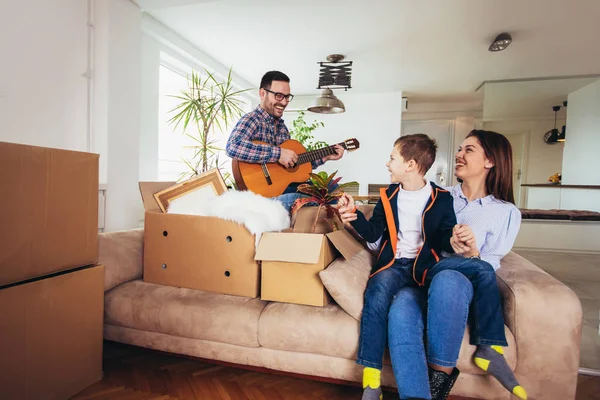 Happy Family Moving Home Boxes Having Fun — Stock Photo, Image