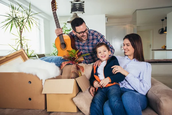 Happy Family Moving Home Boxes Having Fun — Stock Photo, Image