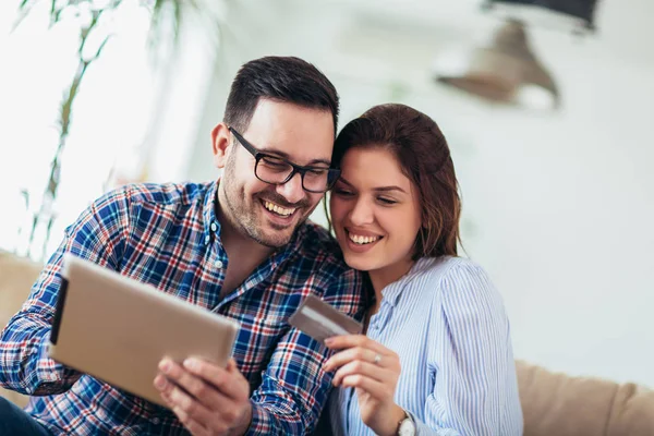 Pareja Joven Compras Internet Con Tableta —  Fotos de Stock