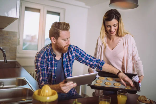 Krásná Mladá Dvojice Používá Digitální Tabletu Usmíval Při Vaření Kuchyni — Stock fotografie