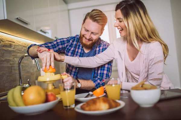 Счастливая Пара Сделать Апельсиновый Сок Утренней Кухне Иметь Хорошее Время — стоковое фото