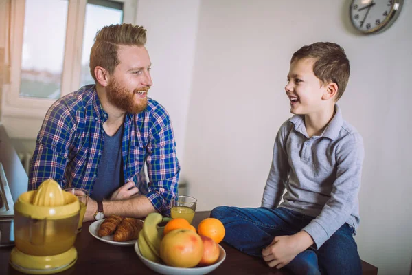 Père Fils Prennent Petit Déjeuner Sain Ensemble — Photo