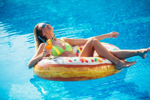 Yaz Tatili Havuzdaki Şişme Yatakta Bikinili Kadın Güneşleniyor — Stok fotoğraf