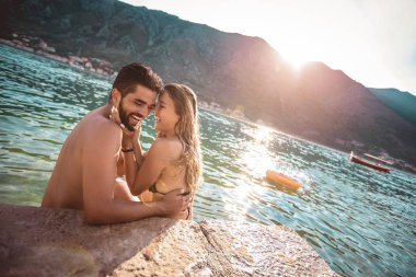 Sahilde eğleniyor seksi genç çift