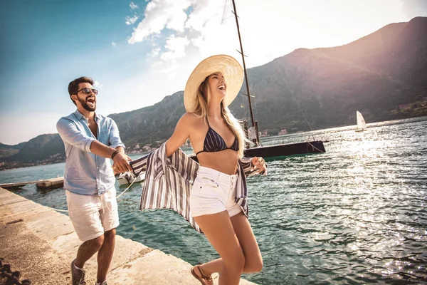 Pareja Enamorada Disfrutando Hora Verano Junto Mar — Foto de Stock