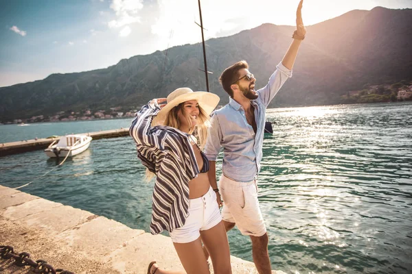 Verliebtes Paar Das Den Sommer Meer Genießt — Stockfoto