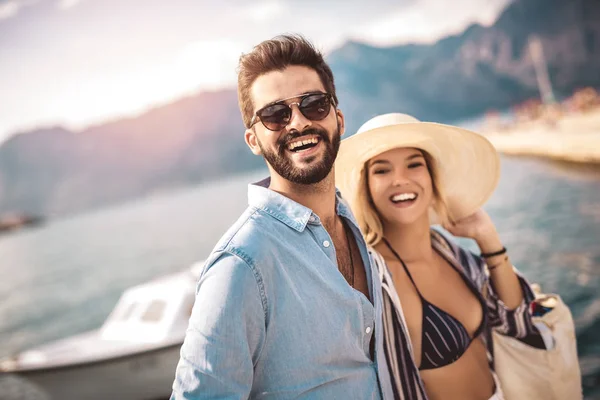 Verliebtes Paar Das Den Sommer Meer Genießt — Stockfoto