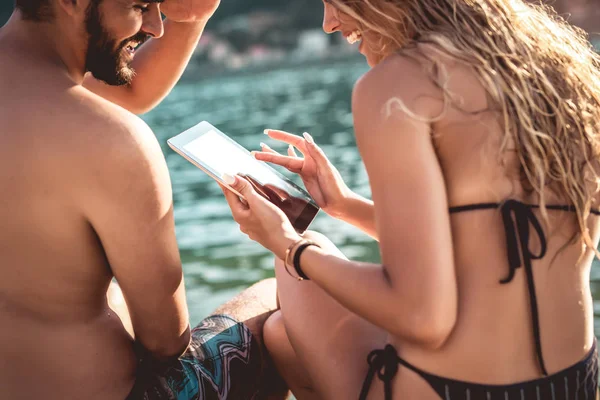 Couple Watching Tablet Beach Holidays — Stock Photo, Image