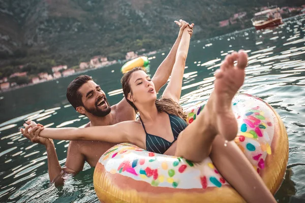 Pareja Feliz Descansando Balneario — Foto de Stock