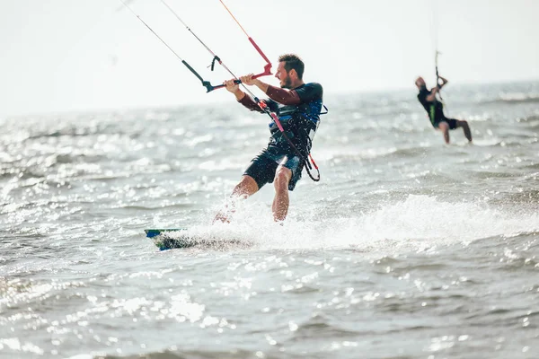 Professionele Kiter Maakt Het Moeilijk Truc Een Mooie Achtergrond Kitesurfing — Stockfoto