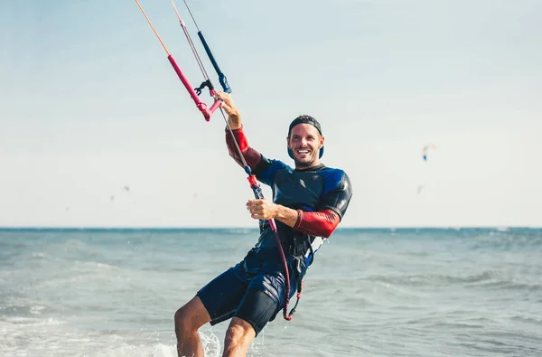 Profi Kiter Macht Den Schwierigen Trick Auf Einem Schönen Hintergrund — Stockfoto