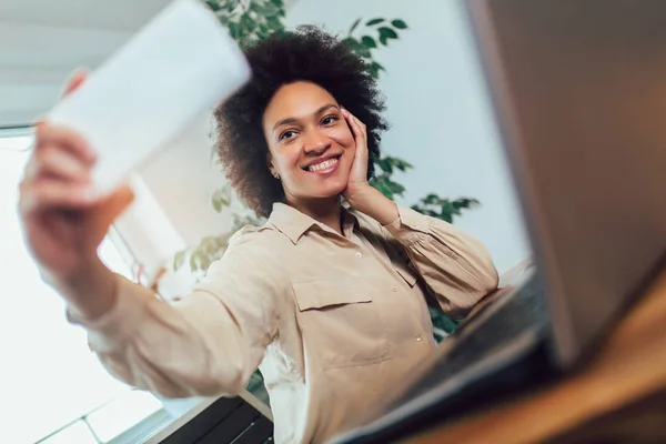 彼女のホーム オフィスを Selfie 写真で机に座って若いアフリカの女性起業家を笑顔 — ストック写真