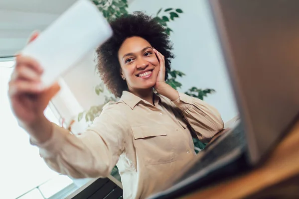 Lächelnde Junge Afrikanische Unternehmerin Sitzt Einem Schreibtisch Ihrem Homeoffice Und — Stockfoto