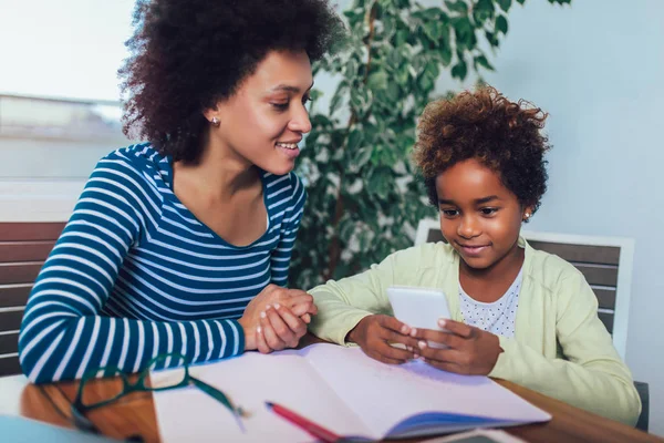 Madre Ayudando Hija Con Tarea Casa — Foto de Stock