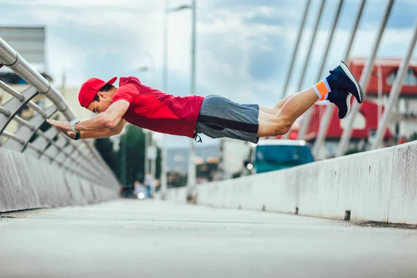 Lleno Energía Hombre Joven Ejercicio Extremo Puente — Foto de Stock