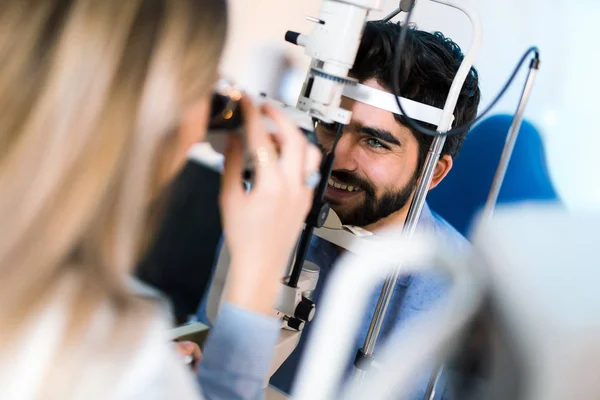 Controle Van Patiënt Gezichtsvermogen Visie Correctie Van Een Optometrist — Stockfoto