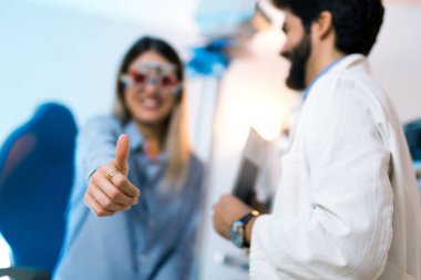 göz doktoru hastanın görme ve vizyon düzeltme kontrol