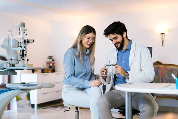 Controle Van Patiënt Gezichtsvermogen Visie Correctie Van Een Optometrist — Stockfoto