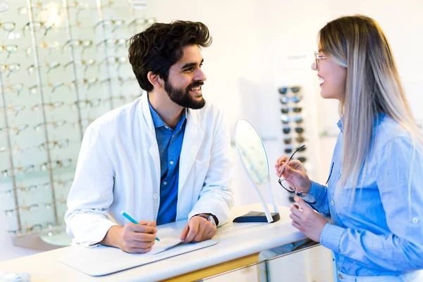 Frau Wählt Ihre Neue Brille Optikgeschäft Mit Hilfe Des Augenarztes — Stockfoto