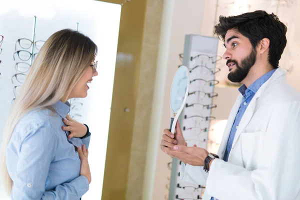 Офтальмолог Проводить Візуальне Обстеження Клієнта Оптичному Центрі — стокове фото