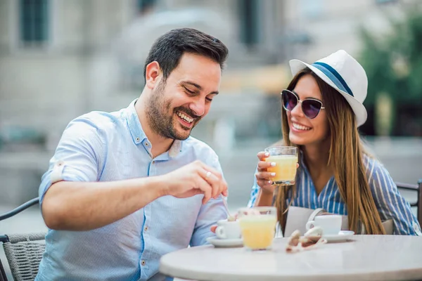 Hermosa Pareja Amorosa Sentada Café Disfrutando Café Conversación —  Fotos de Stock