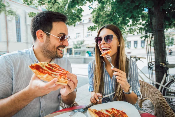 Par Pizzabudet Utendørs Deler Pizza Spiser – stockfoto