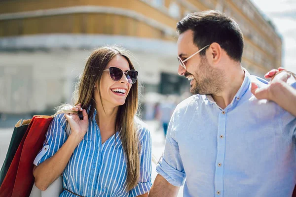 Hermosa Pareja Joven Disfrutando Las Compras Divirtiéndose Ciudad — Foto de Stock