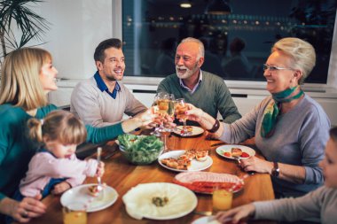 Çoklu nesil aile evde yemek masası etrafında keyfi 