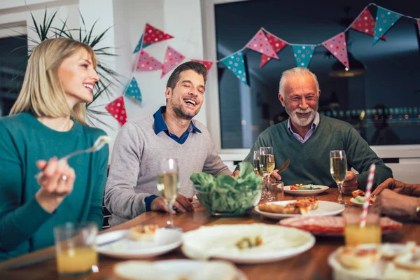 Família Multi Geração Que Aprecia Refeição Torno Mesa Casa — Fotografia de Stock