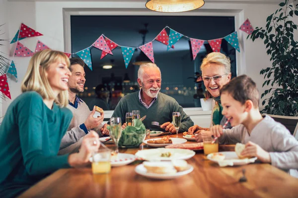 Familia Multigeneracional Disfrutando Comida Alrededor Mesa Casa — Foto de Stock