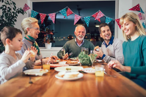 Familia Multigeneracional Disfrutando Comida Alrededor Mesa Casa — Foto de Stock