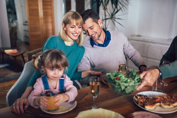 Gelukkige Familie Maaltijd Hebben Keuken Thuis — Stockfoto