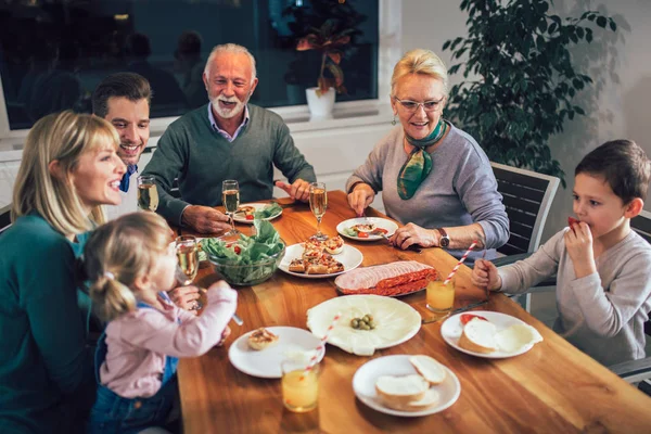 Multi Generatie Familie Genieten Van Maaltijd Rond Tafel Thuis — Stockfoto