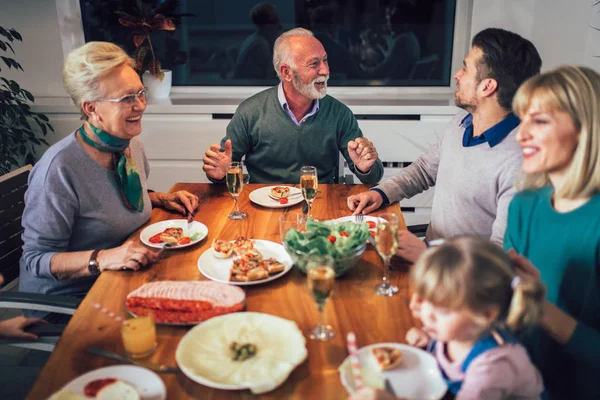 Familia Multigeneracional Disfrutando Comida Alrededor Mesa Casa — Foto de Stock