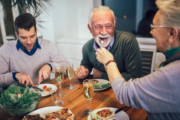 Multi Generatie Familie Genieten Van Maaltijd Rond Tafel Thuis — Stockfoto