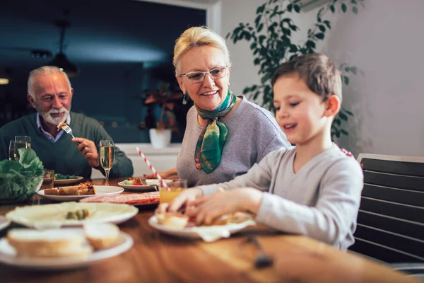 Multi Generacji Rodziny Cieszyć Posiłek Przy Stole Domu — Zdjęcie stockowe