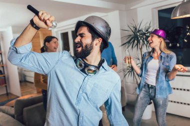 Evde karaoke yapan bir grup arkadaş. Arkadaşlık kavramı, ev eğlencesi ve insanlar