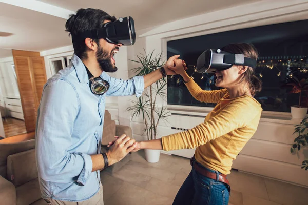 Pareja Joven Divirtiéndose Con Gafas Realidad Virtual Gente Feliz Jugando — Foto de Stock