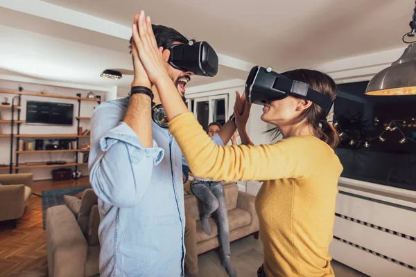 Pareja Joven Divirtiéndose Con Gafas Realidad Virtual Gente Feliz Jugando — Foto de Stock