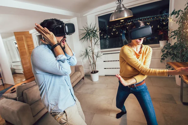 Pareja Joven Divirtiéndose Con Gafas Realidad Virtual Gente Feliz Jugando —  Fotos de Stock