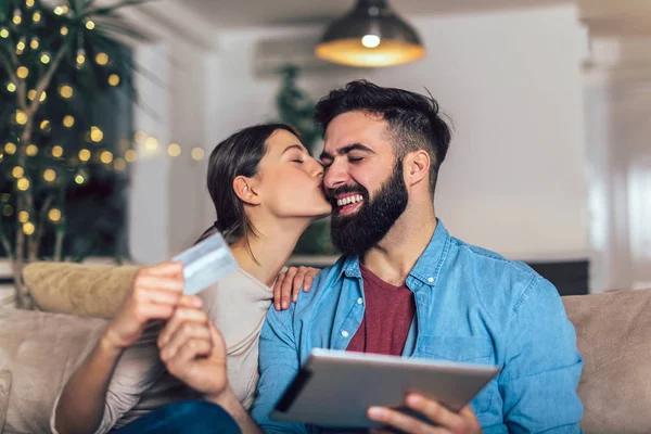 Leende Par Använder Digitala Tablett Och Kreditkort Hemma — Stockfoto