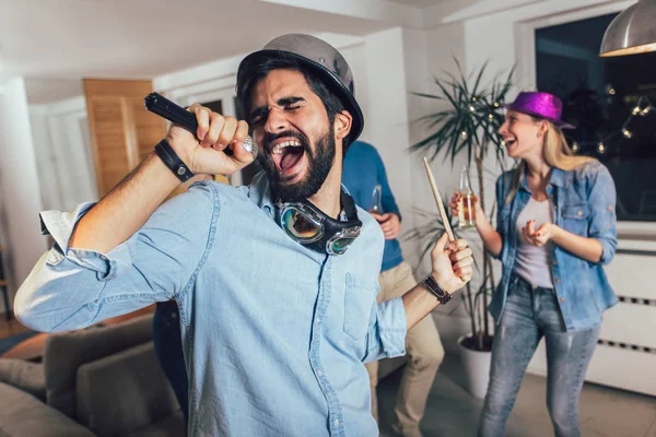 Gruppe Von Freunden Die Hause Karaoke Spielen Konzept Über Freundschaft — Stockfoto