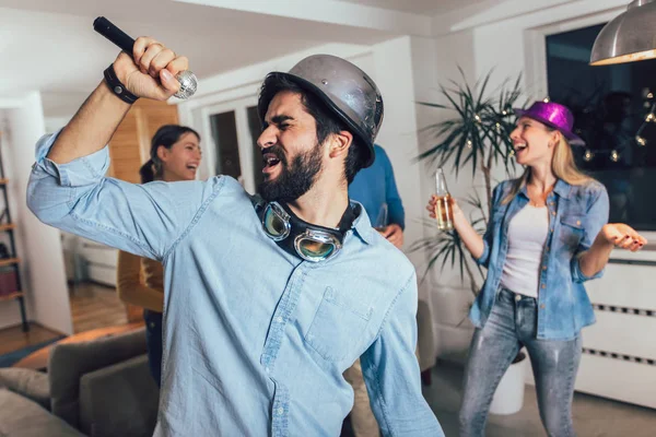 Gruppe Von Freunden Die Hause Karaoke Spielen Konzept Über Freundschaft — Stockfoto