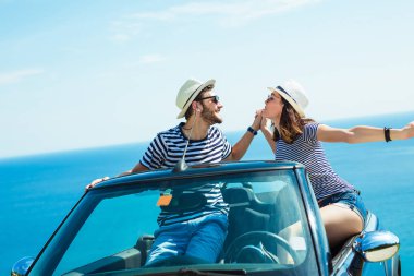 Deniz kenarında bir Cabrio araba poz genç çekici çift