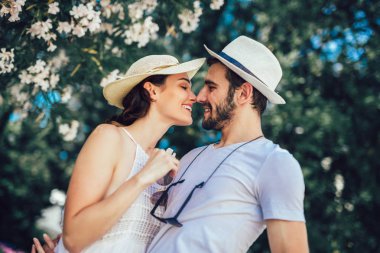 İki aşık. Romantik Çift enyojing Şehir Parkı mutluluk anları. Sevgi ve şefkat, dating, romantizm. 